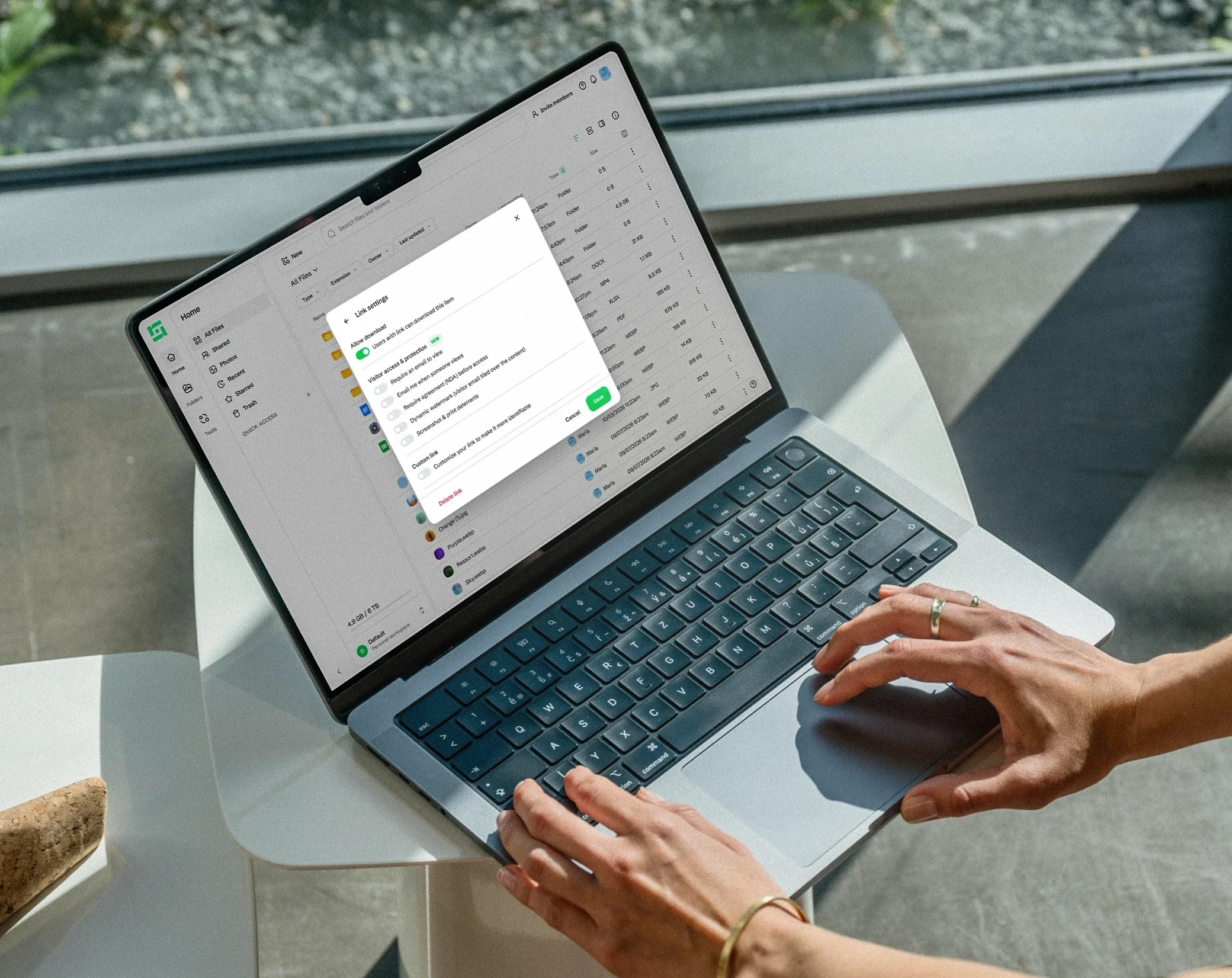 Laptop auf einem Schreibtisch mit den Link-Einstellungen von Drime über der Dateiliste