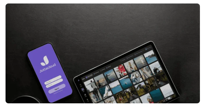 Écran de connexion Jottacloud sur un téléphone à côté d'une tablette affichant une galerie de photos