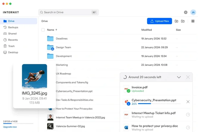 Application web Internxt : dossiers du Drive et panneau d'envoi de fichiers en cours