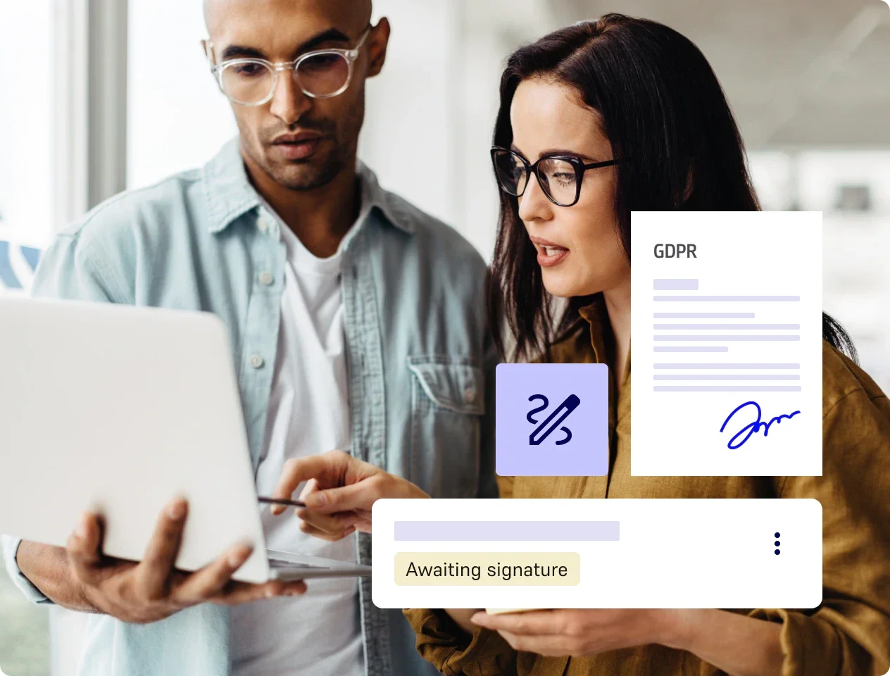 Deux collègues devant un ordinateur portable, avec un document RGPD signé et un statut « Awaiting signature »