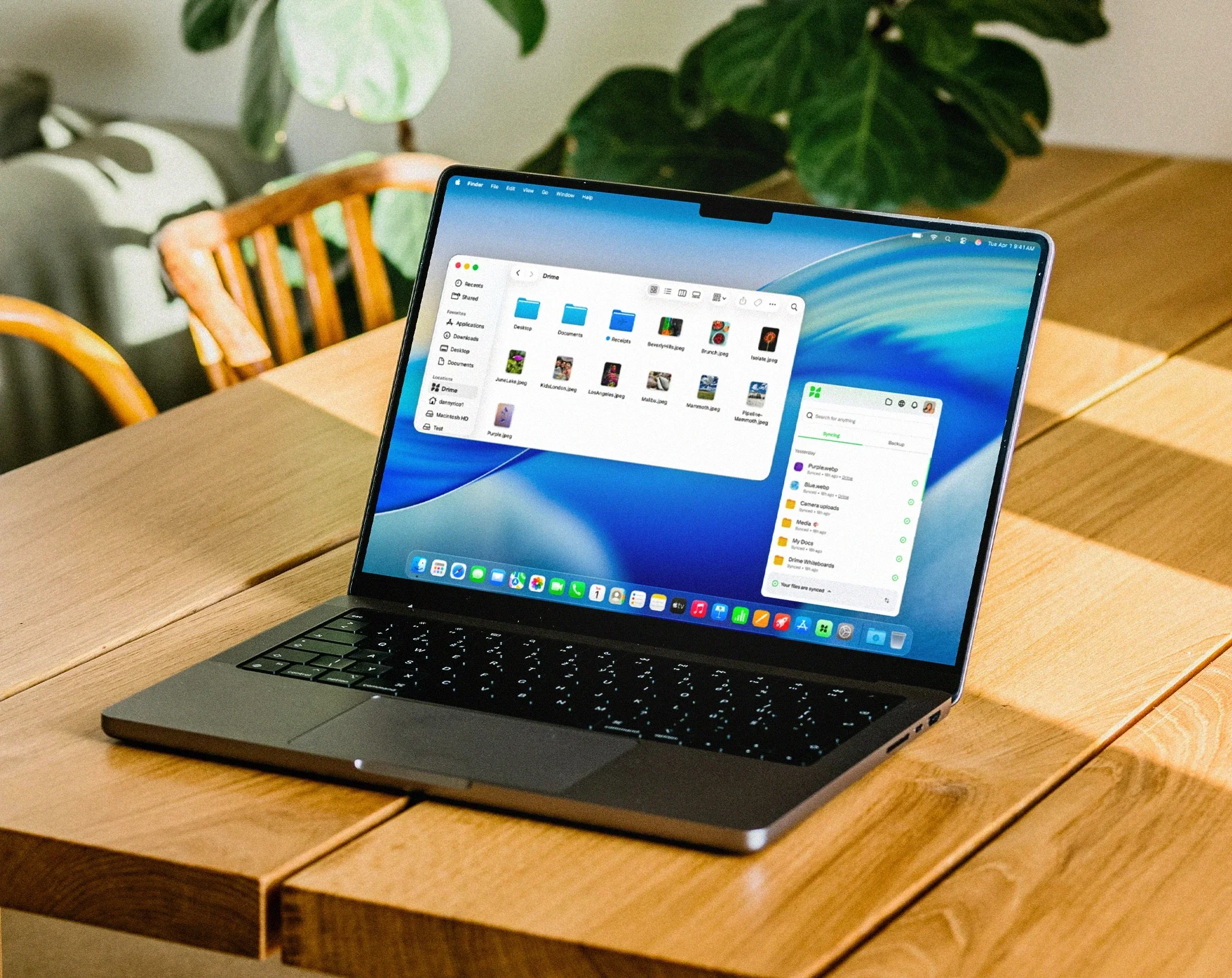 MacBook mit dem Drime-Ordner im Finder von macOS neben der Desktop-App von Drime