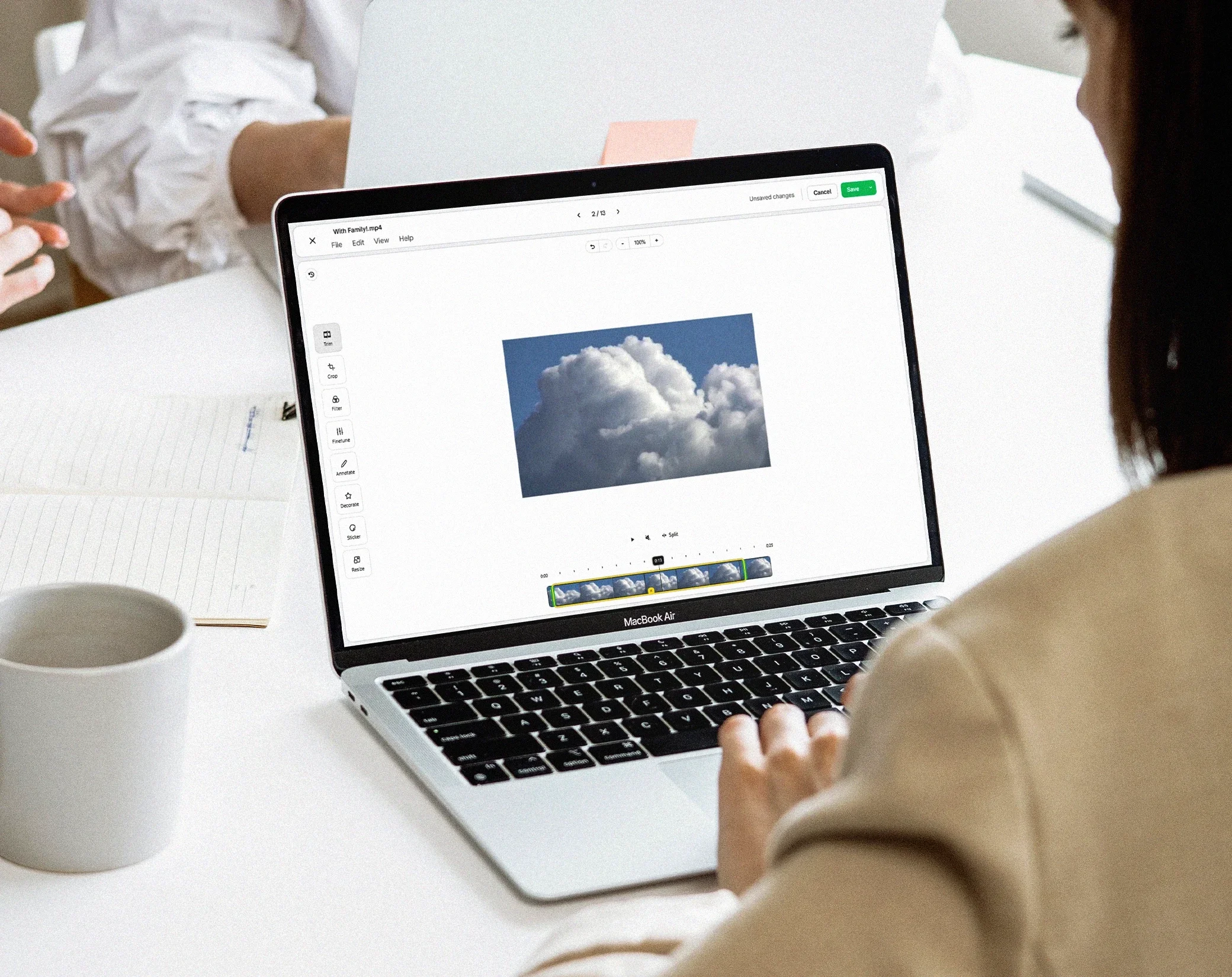 Drime の動画エディタで開いた動画とタイムラインが表示されたノートパソコン