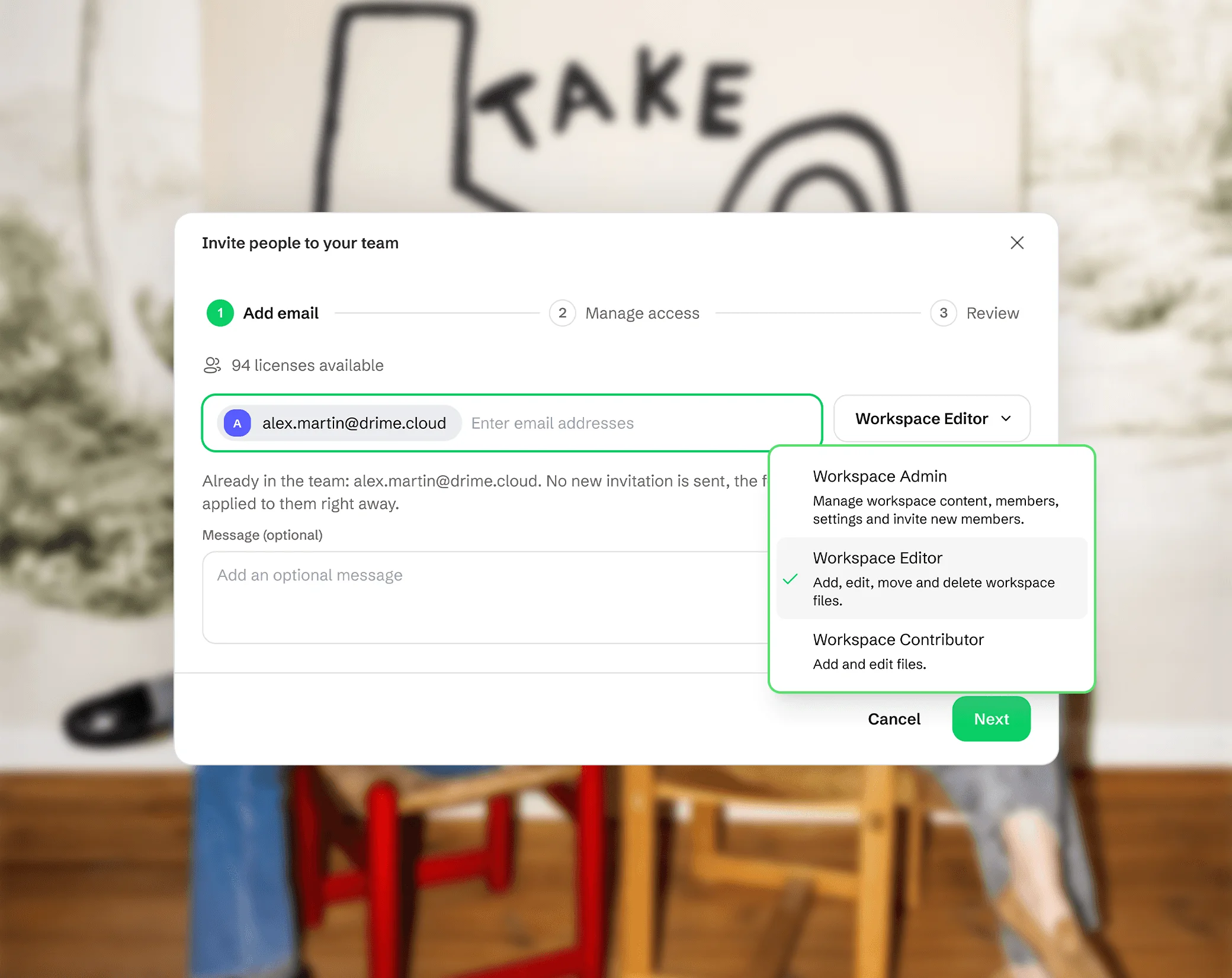 Invito di persone in un team Drime via e-mail, con la scelta del loro ruolo nello spazio di lavoro