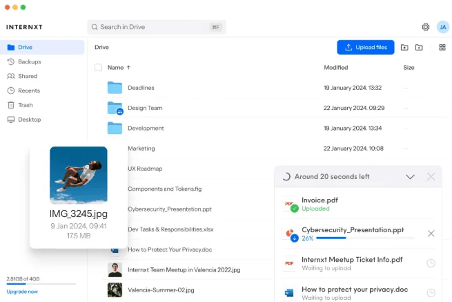 Application web Internxt Drive listant dossiers et fichiers, avec un panneau d'envoi de fichiers en cours