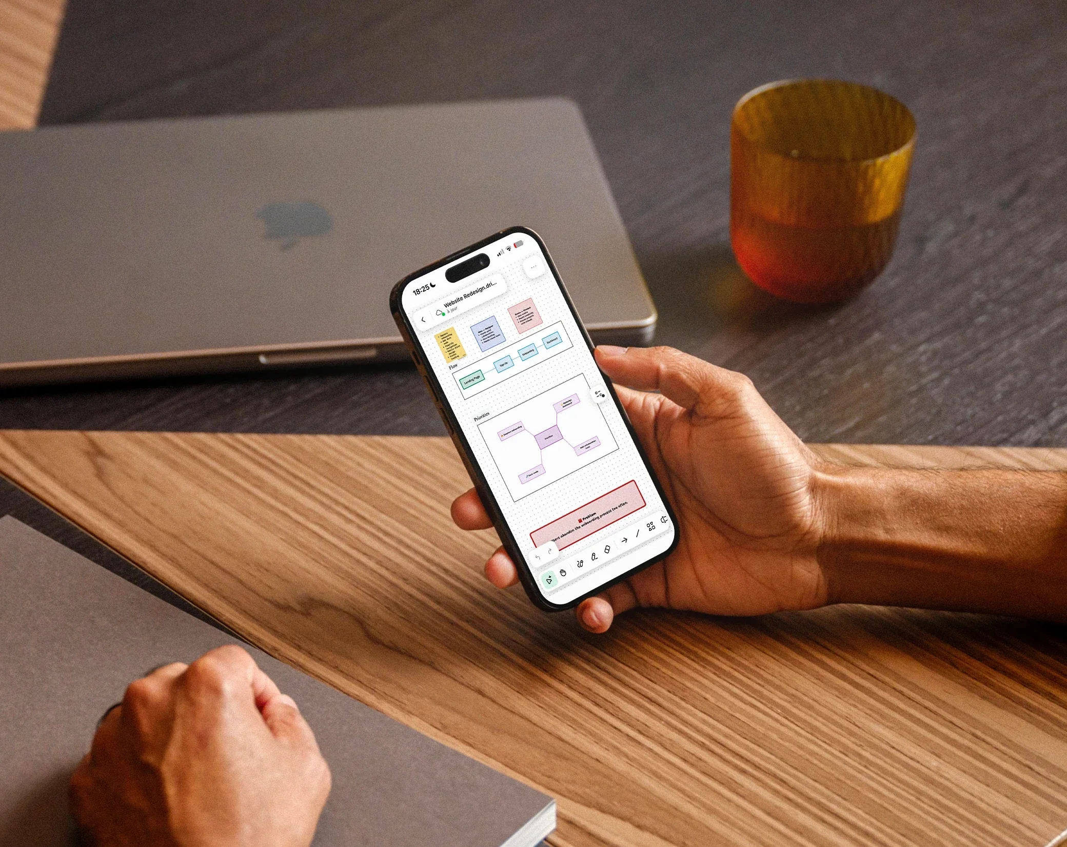 Drime-Whiteboard mit Haftnotizen und einem Diagramm, geöffnet auf einem Smartphone