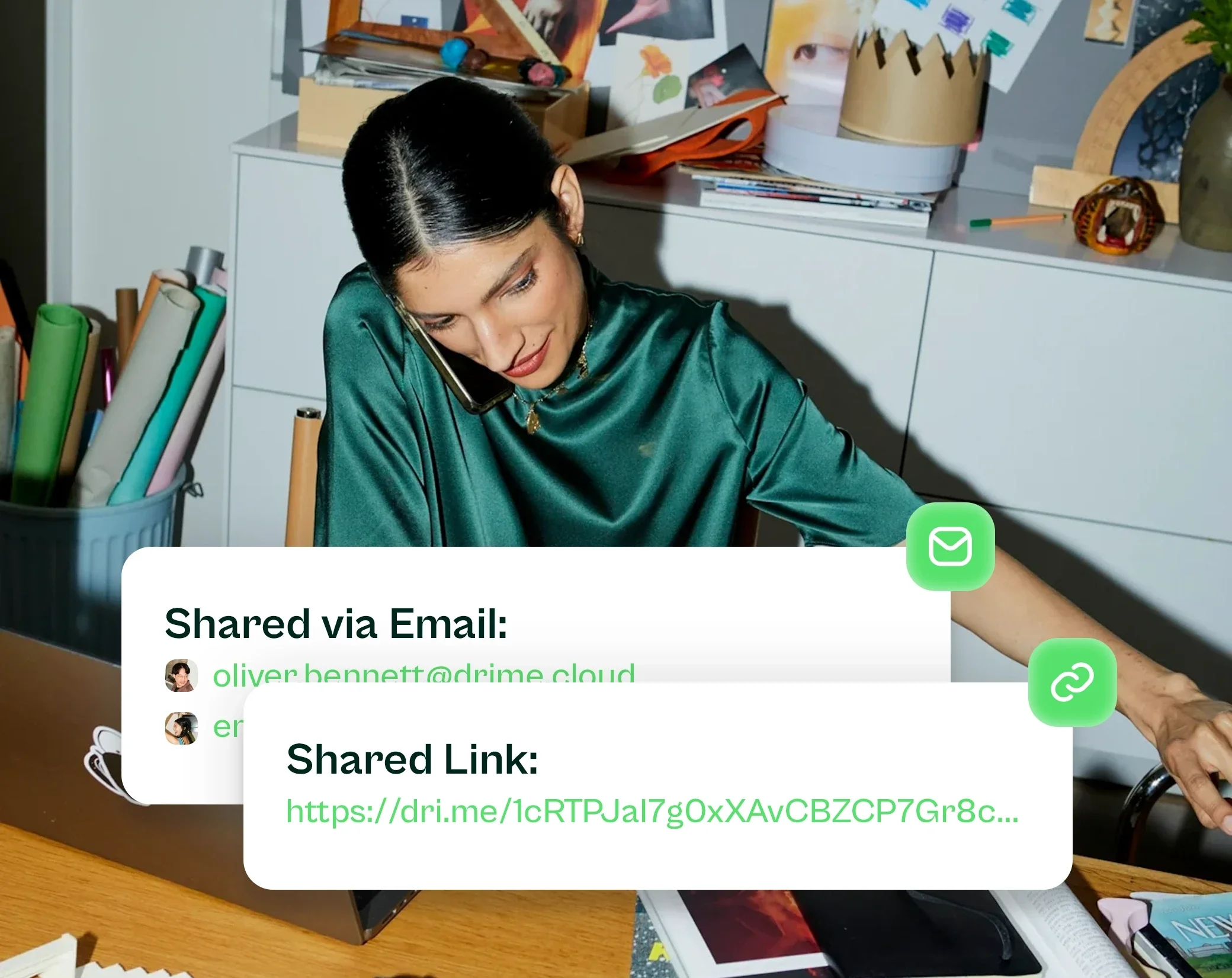 Frau am Schreibtisch mit Drime-Karten einer per E-Mail und per Link geteilten Datei