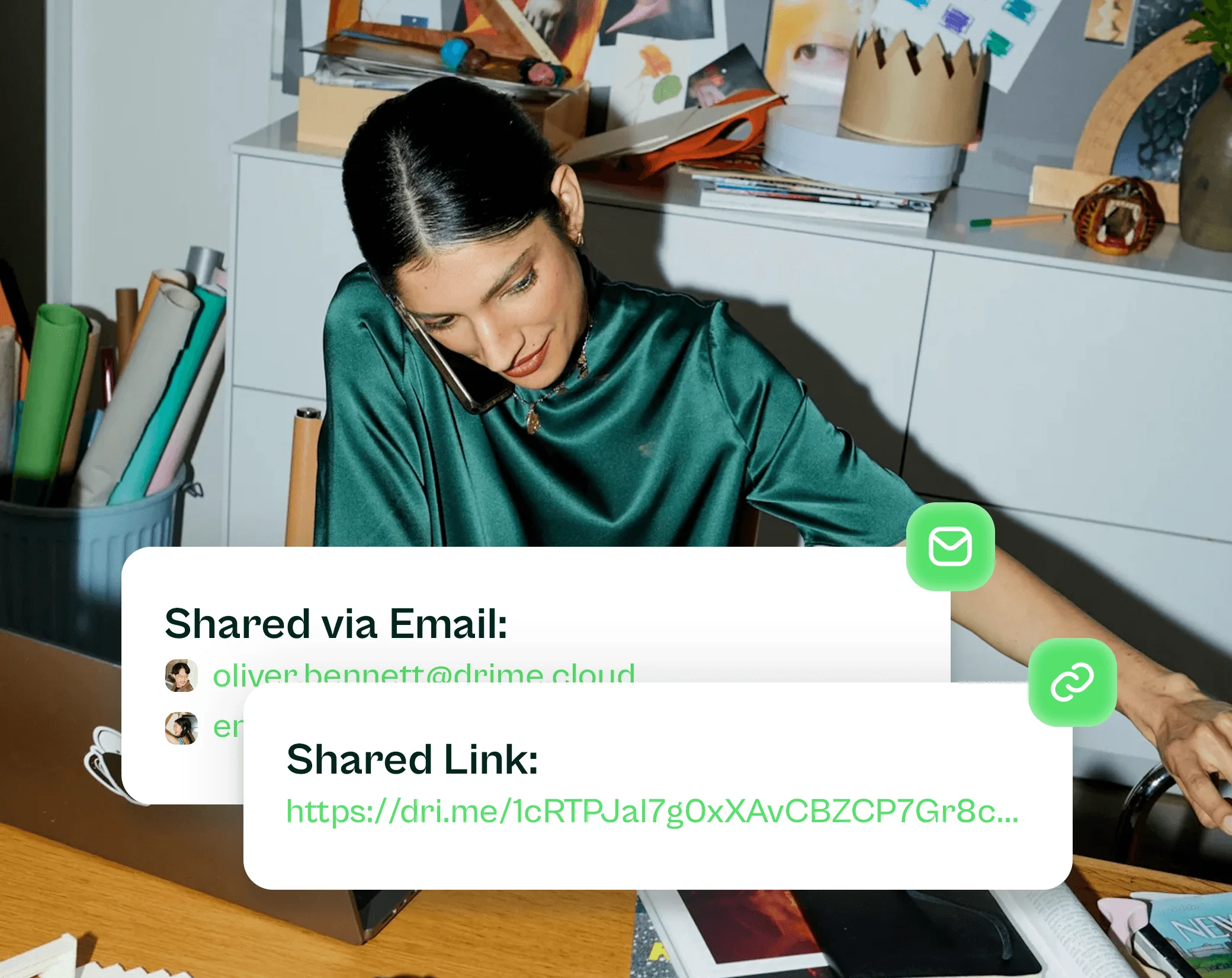 Frau am Schreibtisch mit Drime-Karten einer per E-Mail und per Link geteilten Datei