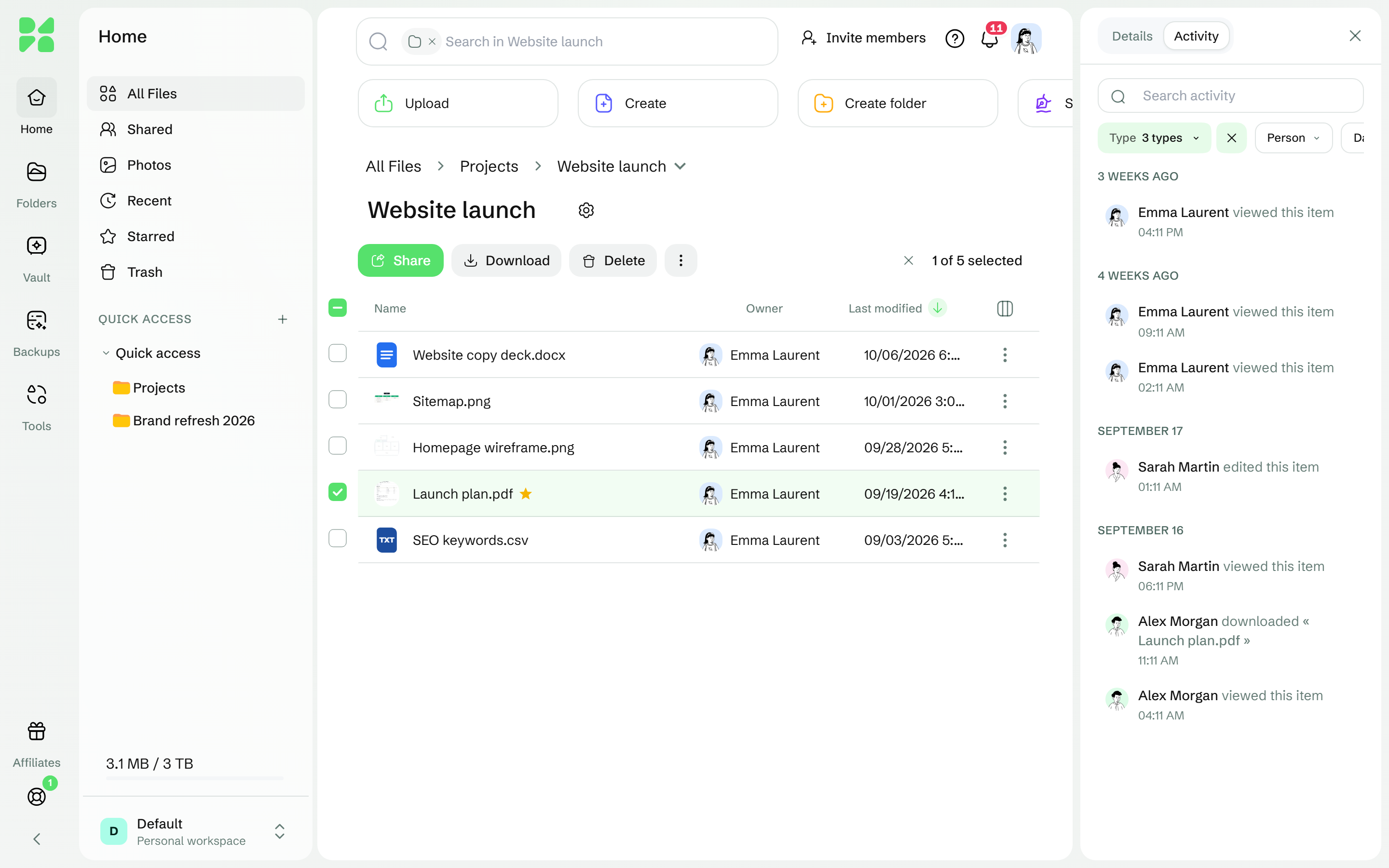 Il pannello dei dettagli di Launch plan.pdf sulla scheda Attività, con visualizzazioni, una modifica e un download da parte di utenti demo