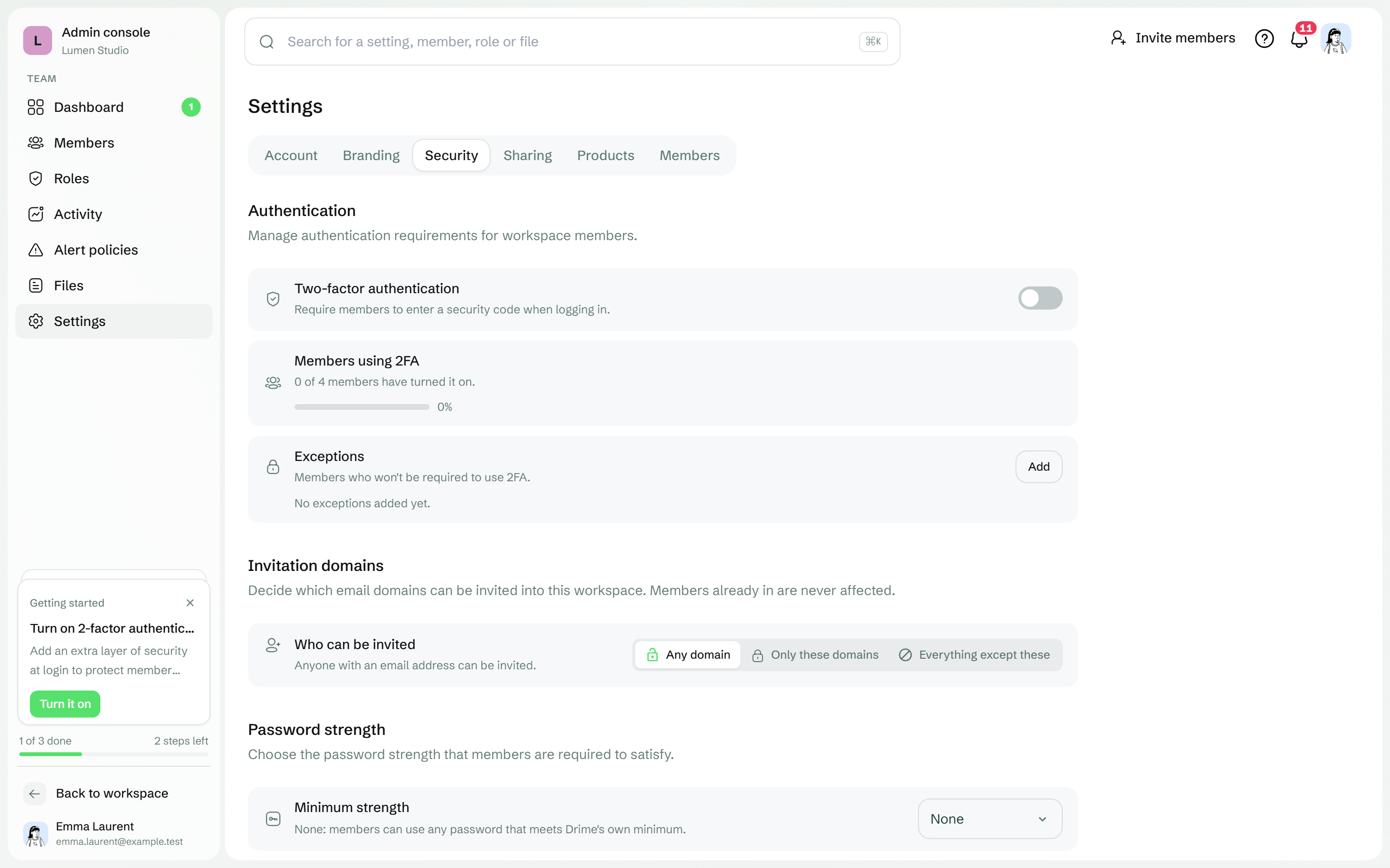 Die Admin-Konsole unter Einstellungen > Sicherheit mit Zwei-Faktor-Authentifizierung, Einladungs-Domains und Passwortstärke