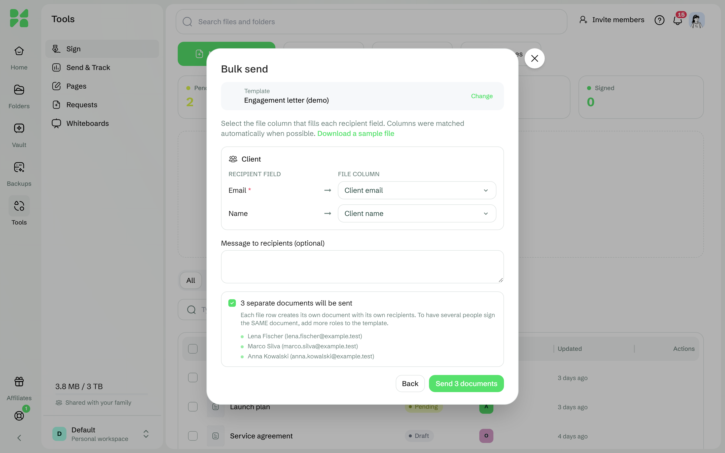 La finestra Invio in blocco con il ruolo Client associato alle colonne Client email e Client name e tre documenti pronti per l'invio