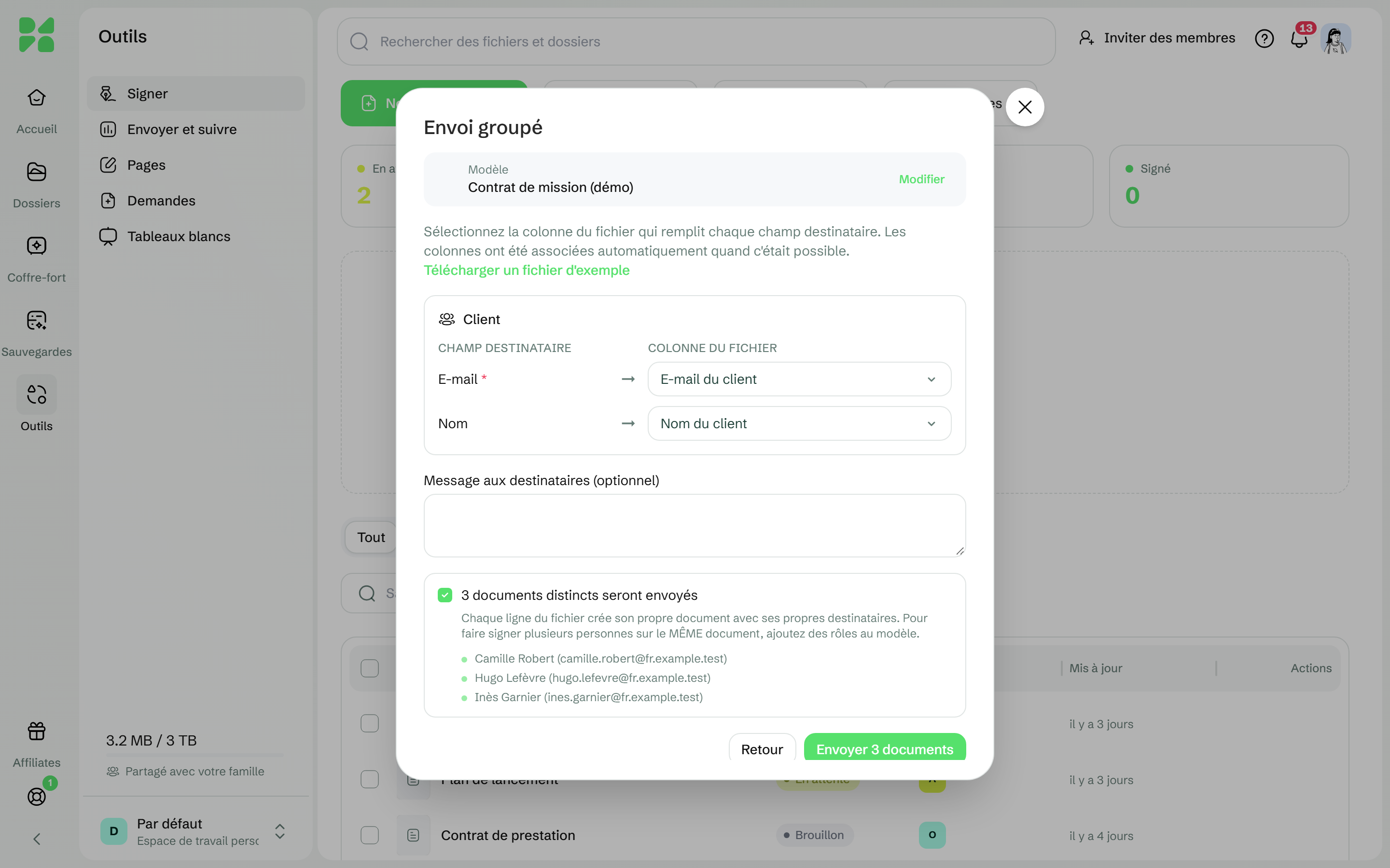 La fenêtre Envoi groupé avec le rôle Client associé aux colonnes E-mail du client et Nom du client, et trois documents prêts à partir